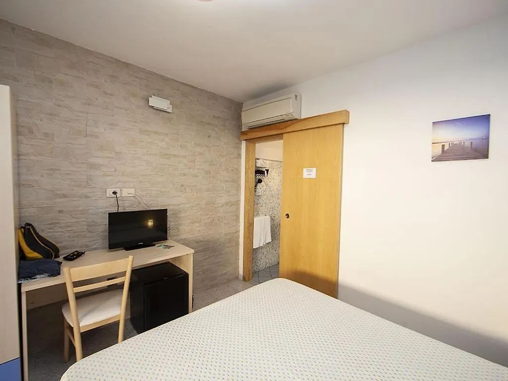 **  Chiessi Hotel Aurora איטליה